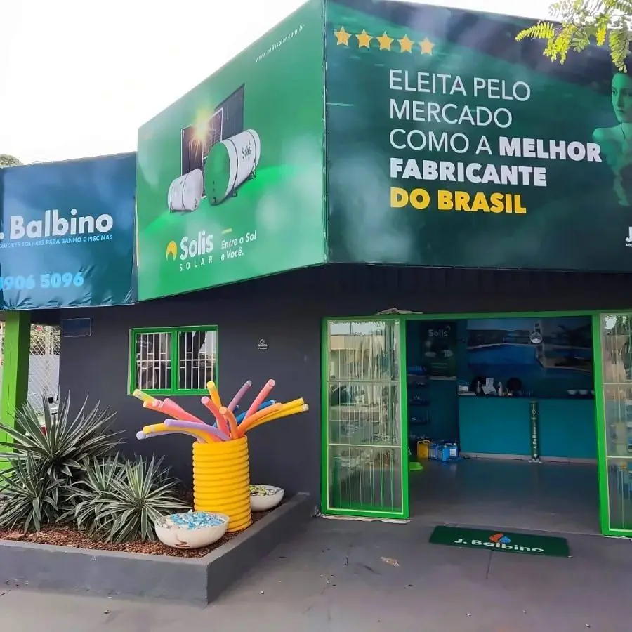 Fachada da loja J. Balbino na Rua Cyro Bueno, em Presidente Prudente, com a entrada de vidro e o letreiro