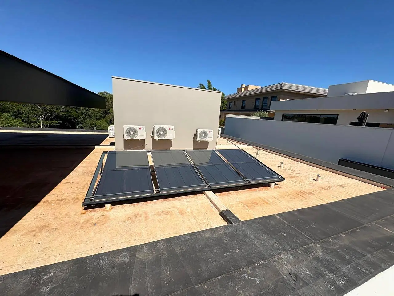 Aquecimento solar instalado na cobertura de uma casa, com os coletores alinhados em estrutura de apoio